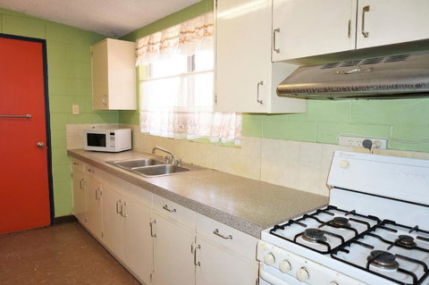 4 Page Street Colourful & Shady 3 Bedroom Home - Hotel Accommodation 5