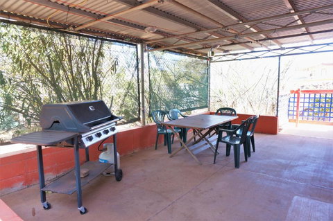 4 Page Street Colourful & Shady 3 Bedroom Home - Hotel Accommodation 7