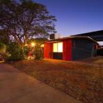 4 Page Street Colourful & Shady 3 Bedroom Home - Hotel Accommodation 1