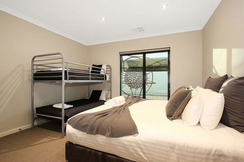 Lang Street Luxury Retreat Mulwala - Hotel Accommodation 6