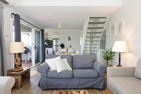 Treetops Newly Renovated In The Village! - Hotel Accommodation 2