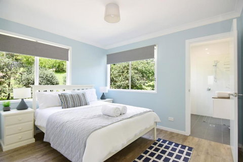 Treetops Newly Renovated In The Village! - Hotel Accommodation 1