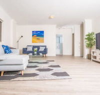 Convenient Rockdale Apartment Next To Station  Beach - Hotel Accommodation