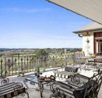 Kilburn views as far as the eyes can see - Hotel Accommodation