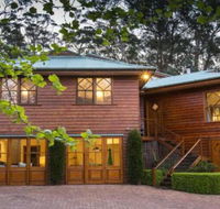 Treetops elegant inviting designer cedar home - Hotel Accommodation