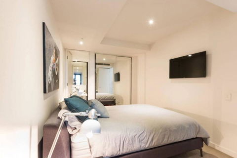 Laurent Balcony Views Steps From Laneway Vibes - Hotel Accommodation 4