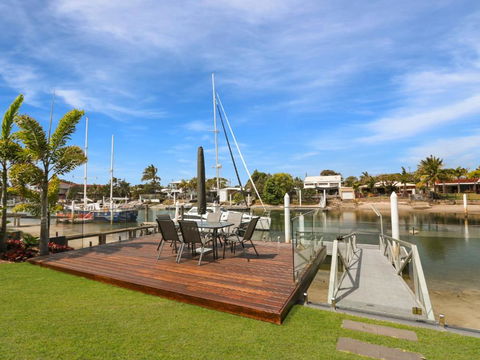 WATERFRONT HOME BORDERING MOOLOOLABA - Hotel Accommodation 6