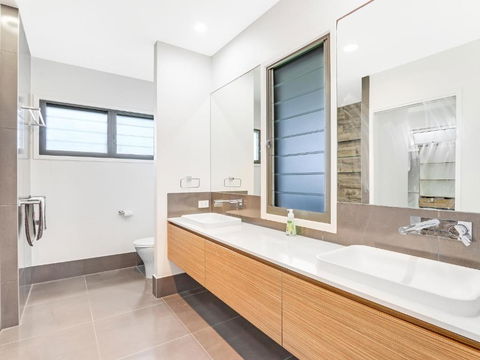 WATERFRONT HOME BORDERING MOOLOOLABA - Hotel Accommodation 1