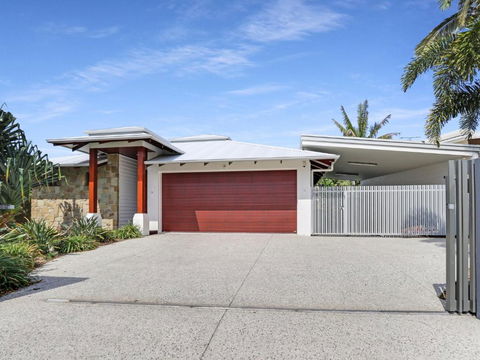 WATERFRONT HOME BORDERING MOOLOOLABA - Hotel Accommodation 2