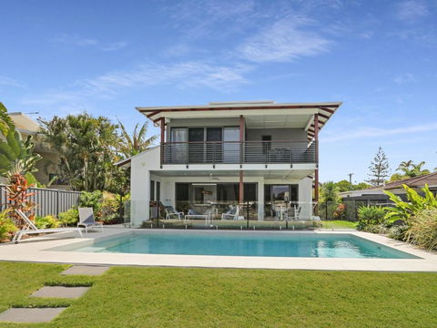 WATERFRONT HOME BORDERING MOOLOOLABA - Hotel Accommodation 4