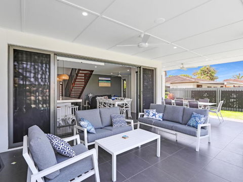 WATERFRONT HOME BORDERING MOOLOOLABA - Hotel Accommodation 3