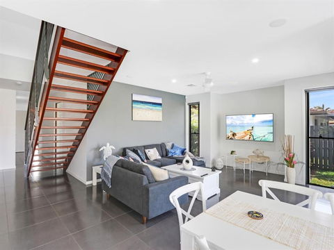 WATERFRONT HOME BORDERING MOOLOOLABA - Hotel Accommodation 5