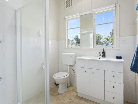 KIMBERLEY McCRAE - Hotel Accommodation 6