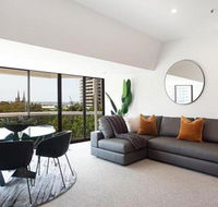 THE HYDEAWAY LUXE HYDE PARK CITY APARTMENT hosted by LAbode Accommodation