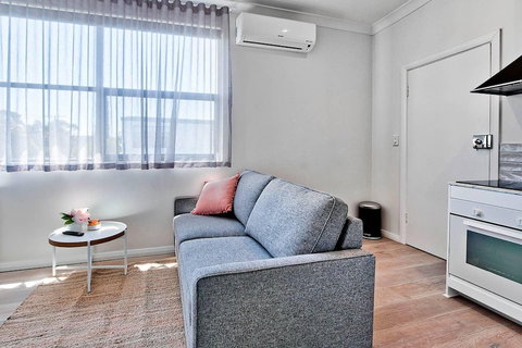 1 Bedroom Apt With Air Conditioning In Plympton - Hotel Accommodation 6
