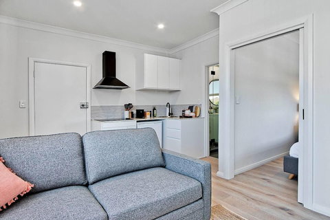 1 Bedroom Apt With Air Conditioning In Plympton - Hotel Accommodation 5