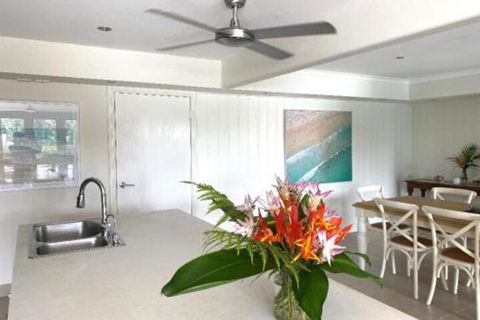 Absolute Lakefront Port Douglas - Hotel Accommodation 4