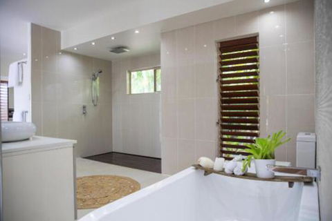 Absolute Lakefront Port Douglas - Hotel Accommodation 3