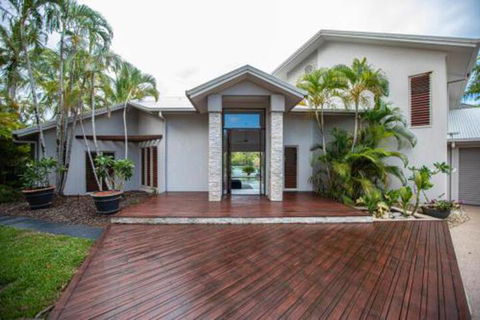 Absolute Lakefront Port Douglas - Hotel Accommodation 7