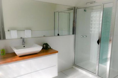 BAY Of FIRES BEACH SHACK Ocean Views From A Modern Beachhouse - Hotel Accommodation 5