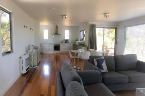 BAY Of FIRES BEACH SHACK Ocean Views From A Modern Beachhouse - Hotel Accommodation 2