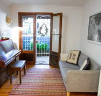 Charming Cottage With Leafy Courtyard - Hotel Accommodation