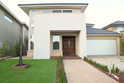 Waterfront Villa In Sanctuary Lakes - Hotel Accommodation 1