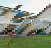 Waterfront Villa in Sanctuary Lakes - Hotel Accommodation