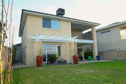 Waterfront Villa In Sanctuary Lakes - Hotel Accommodation 0