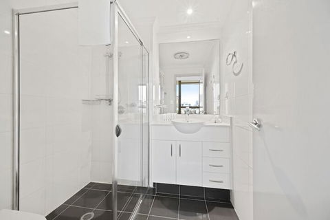 HomeHotel Stylish 3 Bed Clean & Comfort - Hotel Accommodation 3