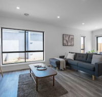 Comfy And Warm Home In Point Cook - Hotel Accommodation