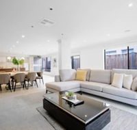 Lightful Charming House With Free Parking - Hotel Accommodation