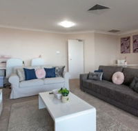 Milsons Point Apartment With Harbour Bridge Views - Hotel Accommodation