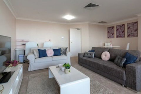 Milsons Point Apartment With Harbour Bridge Views - Hotel Accommodation 0