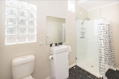 Storm Bay Cottage - Hotel Accommodation 7