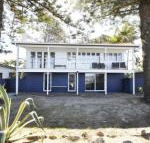 Happy Tides Beachfront Holiday Home - Hotel Accommodation