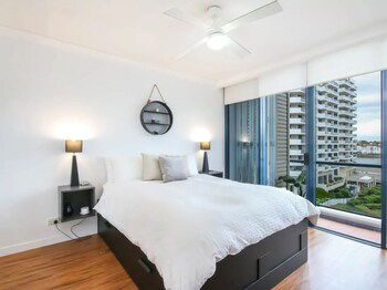 Modern 2 Bedroom River View Apartment In Docklands - Hotel Accommodation 1