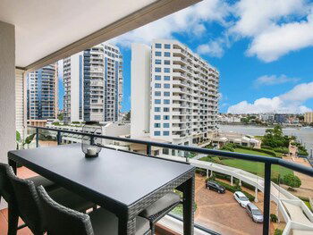 Modern 2 Bedroom River View Apartment In Docklands - Hotel Accommodation 6