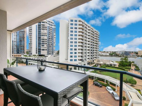 Modern 2 Bedroom River View Apartment In Docklands - Hotel Accommodation 0