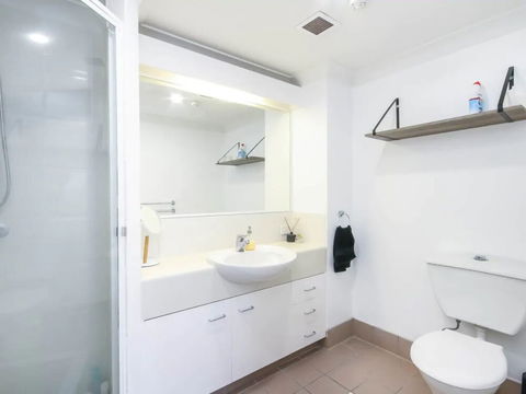 Modern 2 Bedroom River View Apartment In Docklands - Hotel Accommodation 4