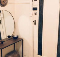 Art Deco Apt in Sunny Elwood Minutes to St. Kilda - Hotel Accommodation