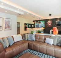 Spacious 2 Bedroom Apartment in Ascot With Large Private Garden - Hotel Accommodation