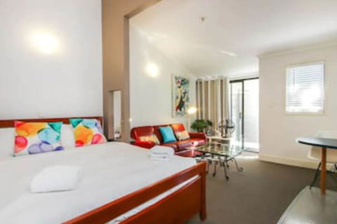 Comfortable Studio Near New Farm Park - Hotel Accommodation 0