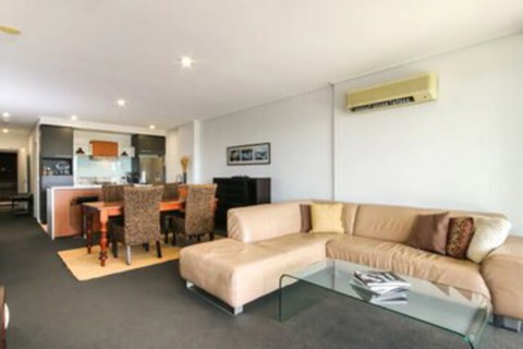 Large 3 Bedroom Apartment With River Views Near The Stadium - Hotel Accommodation 0