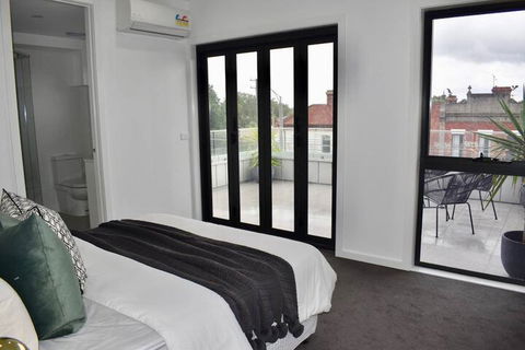 Brand New 2 Bed Apartment With Stunning City Views - Hotel Accommodation 6