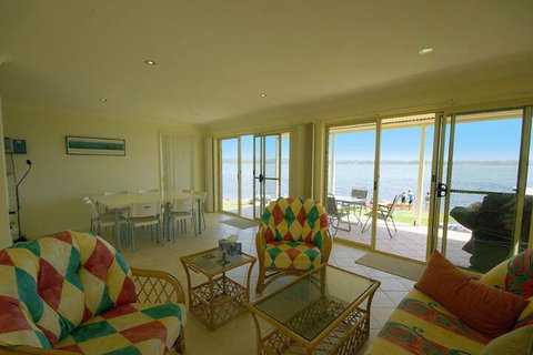 Blue Water At Mannering Park - Hotel Accommodation 7