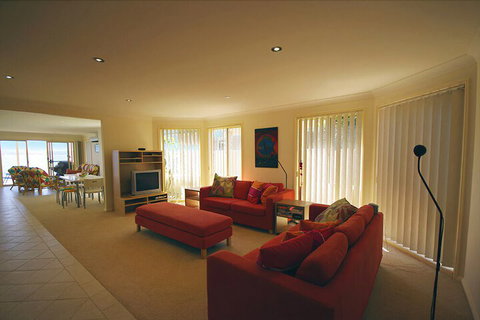 Blue Water At Mannering Park - Hotel Accommodation 3