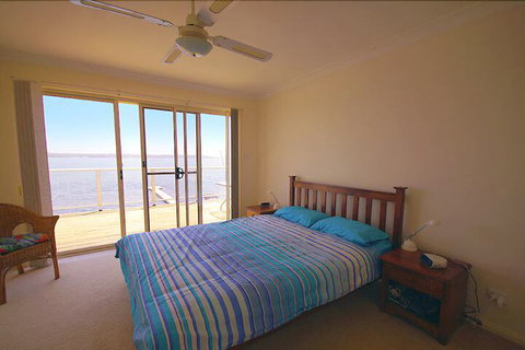 Blue Water At Mannering Park - Hotel Accommodation 5