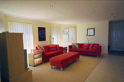 Blue Water At Mannering Park - Hotel Accommodation 2