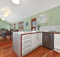 Family Friendly Weatherboard Cottage - Hotel Accommodation
